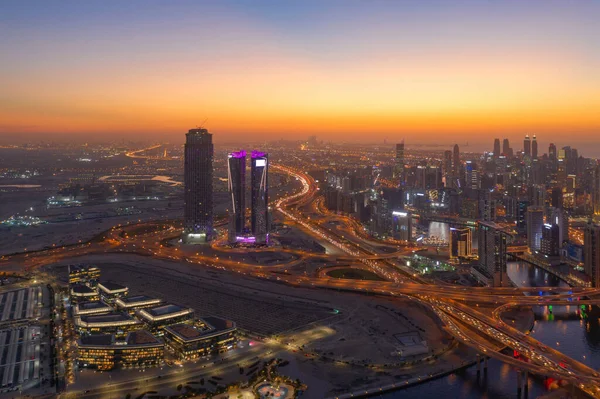 从空中俯瞰迪拜市中心的天际线和高速公路 阿拉伯联合酋长国或阿联酋 智能城市的金融区和商业区 摩天大楼和高楼大厦在夜间 — 图库照片