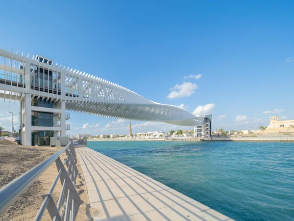 Çarpık Köprü. Göl veya nehir ile mimari yapısı, Dubai şehir merkezi silueti, Birleşik Arap Emirlikleri veya BAE. Finansal bölge ve şehir merkezindeki iş alanı mavi gökyüzü geçmişe sahip.