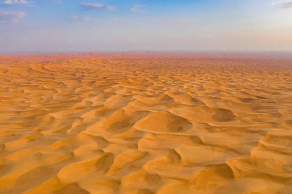 ドバイ市 アラブ首長国連邦またはUaeで砂丘と赤い砂漠のサファリの空中ビュー 日没時に自然景観の背景 有名な観光名所 砂の模様の質感 トップ表示 — ストック写真