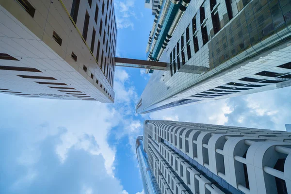 Felnézek Sokemeletes Irodaházakra Felhőkarcolókra Építészeti Épületekre Pénzügyi Negyedben Kék Égbolttal — Stock Fotó