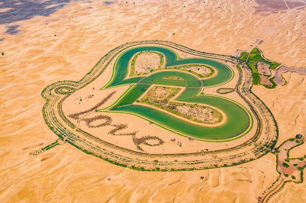 Flygfoto Över Kärlekssjö Och Sandöken Hjärtformade Sjöar Qudra Dubai Förenade — Stockfoto