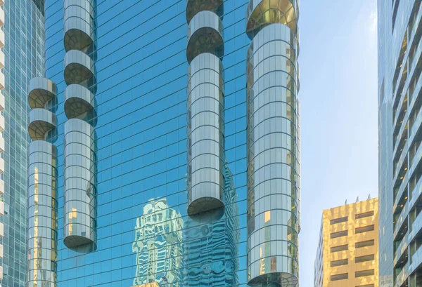高層オフィスビル 高層ビル 青空の金融街の建築物まで見上げます アラブ首長国連邦のダウンタウンのビジネスと技術のコンセプトの背景のためのスマート都市 — ストック写真