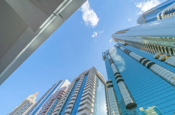 Patrząc Wysokie Budynki Biurowe Wieżowce Architektury Dzielnicy Finansowej Błękitnym Niebem — Zdjęcie stockowe