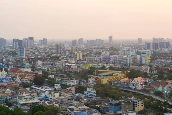 バンコクのダウンタウンのスカイラインの空中ビュー スマート都市の金融ビジネス地区や住宅地 夕暮れ時の高層ビルや高層ビル — ストック写真