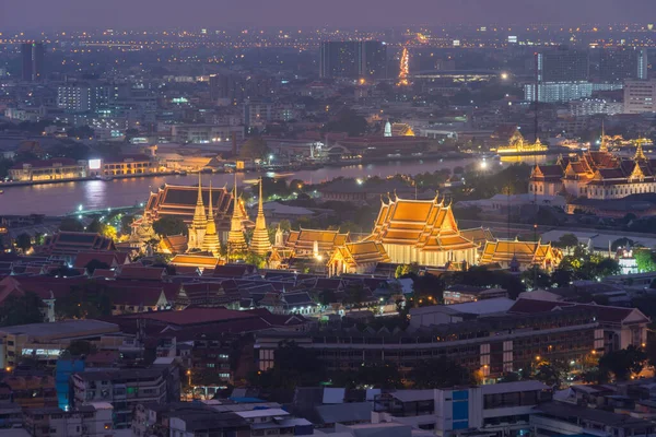 位于泰国曼谷市的Wat Pho或Wat Phra Chetuphon Vimolmangklararm Rajwaramaěharn与住宅大楼的空中景观 佛寺泰国建筑 — 图库照片