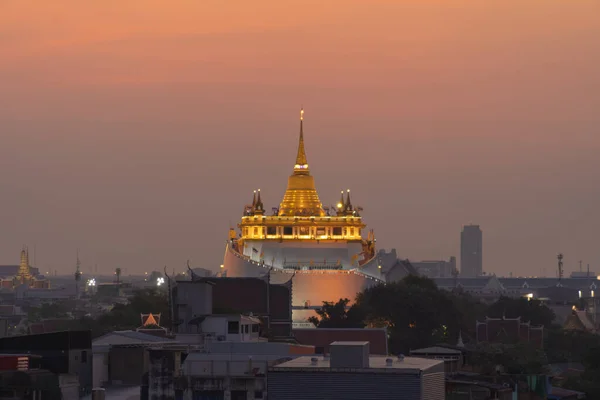 Golden Mountain Pagoda Ett Buddisttempel Eller Wat Saket Med Solen — Stockfoto