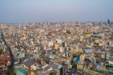 Tayland 'ın başkenti Bangkok' un gökyüzü manzarası. Finans sektörü ve şehir merkezindeki yerleşim bölgesi. Gün batımında gökdelen ve yüksek binalar.