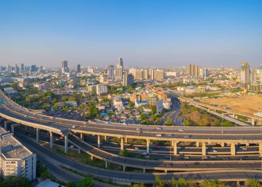 Tayland 'ın başkenti Bangkok' taki otoyol manzaralı. Finans sektörü ve şehir merkezindeki yerleşim bölgesi. Gün batımında gökdelen ve yüksek binalar.