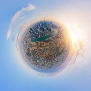 Küçük gezegen 360 derece küre. Dubai şehir merkezinin gökyüzü ve karayolu manzaralı, Birleşik Arap Emirlikleri veya BAE. Şehir merkezindeki finans bölgesi. Gün batımında gökdelen binaları.