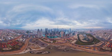 360 panorama 180 derece açıyla Dubai şehir merkezinin siluet ve karayolu, Birleşik Arap Emirlikleri veya BAE 'nin havadan manzaralı manzarası. Şehir merkezindeki finans bölgesi. Gün batımında gökdelen binaları.