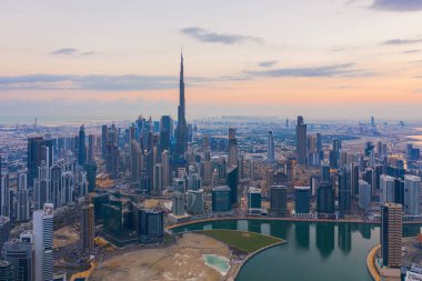 Dubai şehir merkezinin gökyüzü manzarası, Birleşik Arap Emirlikleri veya BAE 'deki karayolları veya caddeler. Finansal bölge ve şehir merkezindeki iş alanı. Gün batımında gökdelen ve yüksek binalar.
