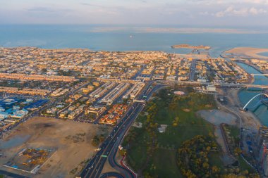 Dubai şehir merkezinin gökyüzü manzarası, Birleşik Arap Emirlikleri 'ndeki şehir veya BAE. Apartmanlar ve şehir merkezindeki yerleşim yerleri. Gün batımında binalar. Mimari manzara geçmişi.