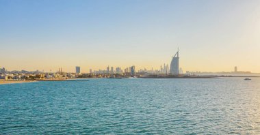 Burj Al Arab Jumeirah Adası veya tekne inşaatı, Dubai şehir merkezi silueti, Birleşik Arap Emirlikleri veya BAE 'nin hava görüntüsü. Şehir merkezindeki finans bölgesi. Gün batımında gökdelenler.