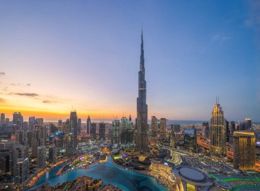 Dubai şehir merkezindeki Burj Halife 'nin gökyüzü ve çeşme, Birleşik Arap Emirlikleri veya BAE. Finansal bölge ve şehir merkezindeki iş alanı. Gün batımında gökdelen ve yüksek binalar.