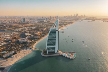 Burj Al Arab Jumeirah Adası veya tekne inşaatı, Dubai şehir merkezi silueti, Birleşik Arap Emirlikleri veya BAE 'nin hava görüntüsü. Şehir merkezindeki finans bölgesi. Gün batımında gökdelenler.