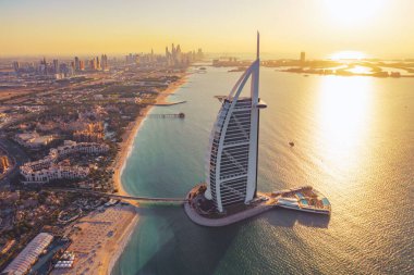 Burj Al Arab Jumeirah Adası veya tekne inşaatı, Dubai şehir merkezi silueti, Birleşik Arap Emirlikleri veya BAE 'nin hava görüntüsü. Şehir merkezindeki finans bölgesi. Gün batımında gökdelenler.