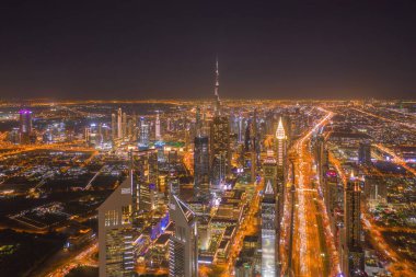Dubai şehir merkezinin gökyüzü manzarası, Birleşik Arap Emirlikleri veya BAE 'deki karayolları veya caddeler. Finansal bölge ve şehir merkezindeki iş alanı. Geceleri gökdelen ve yüksek binalar.