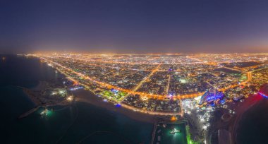 Birleşik Arap Emirlikleri 'nde ya da BAE' de Ufuk çizgisi olan Dubai sahil plajının havadan görüntüsü. Finansal bölge ve şehir merkezindeki iş alanı. Geceleri gökdelen ve yüksek binalar.