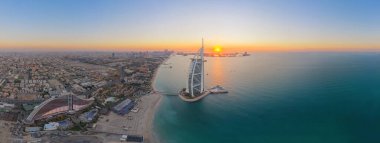 Burj Al Arab Jumeirah Adası veya tekne inşaatı, Dubai şehir merkezi silueti, Birleşik Arap Emirlikleri veya BAE 'nin hava görüntüsü. Şehir merkezindeki finans bölgesi. Gün batımında gökdelenler.