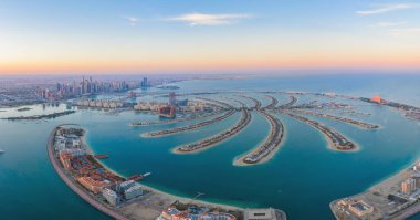 Palm Jumeirah Adası 'nın havadan görünüşü, Dubai şehir merkezi silueti, Birleşik Arap Emirlikleri veya Uae. Finansal bölge ve şehir merkezindeki iş alanı. Gün batımında gökdelen ve yüksek binalar.