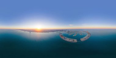 360 Panorama 180 derece açıyla, hava manzaralı The Palm Jumeirah Adası, Dubai şehir merkezi silueti, BAE. Finansal bölge ve şehir merkezindeki iş alanı. Gökdelen binaları.
