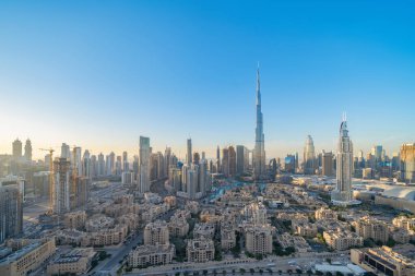 Dubai şehir merkezinin gökyüzü manzarası, Birleşik Arap Emirlikleri veya BAE 'deki karayolları veya caddeler. Finansal bölge ve şehir merkezindeki iş alanı. Gün batımında gökdelen ve yüksek binalar.