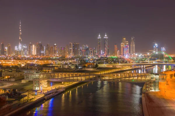 扭曲桥的空中景观 具有湖泊或河流的建筑结构 迪拜市中心天际线 阿拉伯联合酋长国或阿联酋 市区金融区及商业区夜间开放 — 图库照片