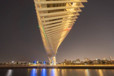 Çarpık Köprü. Göl veya nehir ile mimari yapısı, Dubai şehir merkezi silueti, Birleşik Arap Emirlikleri veya BAE. Geceleri şehir merkezindeki finans bölgesi ve iş alanı.