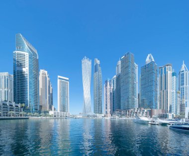 Dubai Marina ve Lake or River, Downtown Skyline, Birleşik Arap Emirlikleri veya BAE. Finansal bölge ve şehir merkezindeki iş alanı. Gökdelen ve mavi gökyüzü olan yüksek binalar. Mimari.