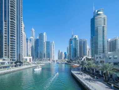 Dubai Marina ve Lake or River, Downtown Skyline, Birleşik Arap Emirlikleri veya BAE. Finansal bölge ve şehir merkezindeki iş alanı. Gökdelen ve mavi gökyüzü olan yüksek binalar. Mimari.