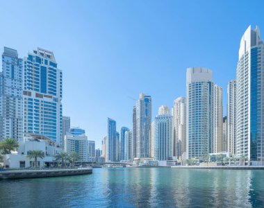 Dubai Marina ve Lake or River, Downtown Skyline, Birleşik Arap Emirlikleri veya BAE. Finansal bölge ve şehir merkezindeki iş alanı. Gökdelen ve mavi gökyüzü olan yüksek binalar. Mimari.