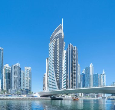 Dubai Marina ve Lake or River, Downtown Skyline, Birleşik Arap Emirlikleri veya BAE. Finansal bölge ve şehir merkezindeki iş alanı. Gökdelen ve mavi gökyüzü olan yüksek binalar. Mimari.