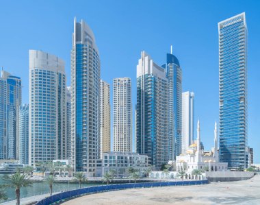 Ofis binalarının pencereleri. Şehir merkezi Dubai 'de cam mimari ön cephe tasarımı. Mavi gökyüzü ile finans bölgesinde şehir.