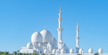 Şeyh Zayed Büyük Cami Merkezi, Abu Dabi. Birleşik Arap Emirlikleri veya BAE 'nin en büyük camii. Müslüman ya da Müslüman beyaz mimari binası. Şehir simgesi turizm merkezi.
