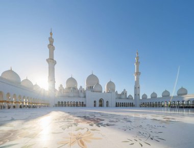 Şeyh Zayed Büyük Cami Merkezi, Abu Dabi. Birleşik Arap Emirlikleri veya BAE 'nin en büyük camii. Müslüman ya da Müslüman beyaz mimari binası. Şehir simgesi turizm merkezi.