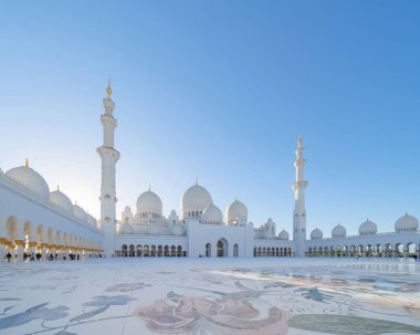 Şeyh Zayed Büyük Cami Merkezi, Abu Dabi. Birleşik Arap Emirlikleri veya BAE 'nin en büyük camii. Müslüman ya da Müslüman beyaz mimari binası. Şehir simgesi turizm merkezi.
