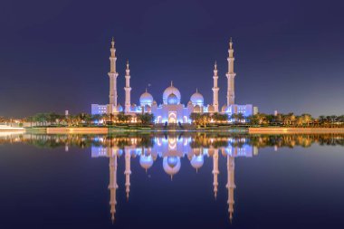 Şeyh Zayed Büyük Cami Merkezi, Abu Dabi. Birleşik Arap Emirlikleri veya BAE 'nin en büyük camii. Müslüman ya da Müslüman beyaz mimari binası. Şehir simgesi turizm merkezi.