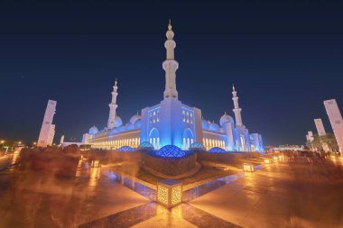 Şeyh Zayed Büyük Cami Merkezi, Abu Dabi. Birleşik Arap Emirlikleri veya BAE 'nin en büyük camii. Müslüman ya da Müslüman beyaz mimari binası. Şehir simgesi turizm merkezi.