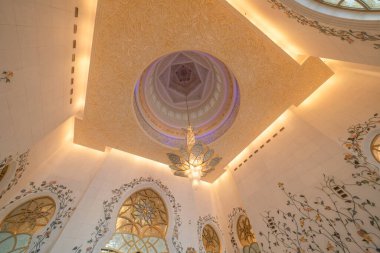 Şeyh Zayed Büyük Cami Merkezi, Abu Dabi. Birleşik Arap Emirlikleri veya BAE 'nin en büyük camii. Müslüman ya da Müslüman beyaz mimari binası. Şehir simgesi turizm merkezi.