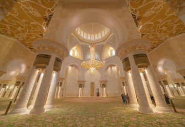 Şeyh Zayed Büyük Cami Merkezi, Abu Dabi. Birleşik Arap Emirlikleri veya BAE 'nin en büyük camii. Müslüman ya da Müslüman beyaz mimari binası. Şehir simgesi turizm merkezi.