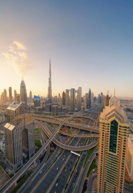 Dubai şehir merkezinin gökyüzü manzarası, Birleşik Arap Emirlikleri veya BAE 'deki karayolları veya caddeler. Finansal bölge ve şehir merkezindeki iş alanı. Gün batımında gökdelen ve yüksek binalar.