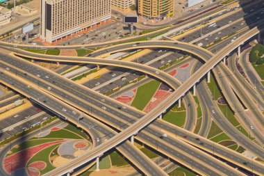 Dubai şehir merkezinin gökyüzü manzarası, Birleşik Arap Emirlikleri veya BAE 'deki karayolları veya caddeler. Finansal bölge ve şehir merkezindeki iş alanı. Gün batımında gökdelen ve yüksek binalar.