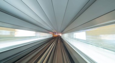Tren manzarası. Gelecekçi ağ bağlantı teknolojisi için demiryolu tünelinde bulanık hız hareketi, bilgisayar konseptinde dijital veri. Gece vakti soyut arkaplan.
