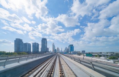 Tren manzarası Dubai 'de şehir merkezinde finans bölgesinde, şehir merkezinde gökdelen binaları, BAE. Turistler için seyahat gezisi ya da öğle vakti mavi gökyüzü ile tatil gezisi.