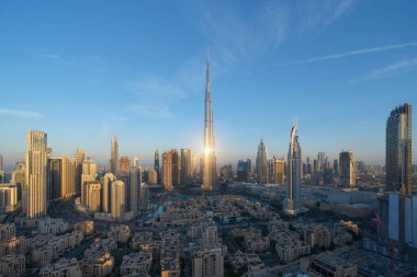 Dubai şehir merkezindeki Burj Halife 'nin gökyüzü ve çeşme, Birleşik Arap Emirlikleri veya BAE. Finansal bölge ve şehir merkezindeki iş alanı. Gün batımında gökdelen ve yüksek binalar.