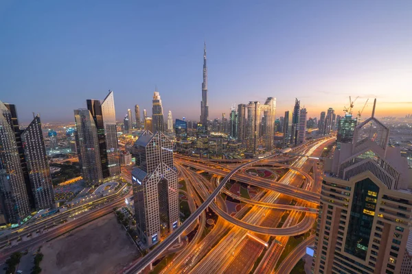 Dubai şehir merkezinin gökyüzü manzarası, Birleşik Arap Emirlikleri veya BAE 'deki karayolları veya caddeler. Finansal bölge ve şehir merkezindeki iş alanı. Geceleri gökdelen ve yüksek binalar.