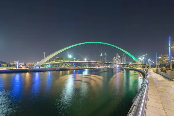 Hoşgörü köprüsü. Göl veya nehir ile mimari yapısı, Dubai şehir merkezi silueti, Birleşik Arap Emirlikleri veya BAE. Geceleri şehir merkezindeki finans bölgesi ve iş alanı.