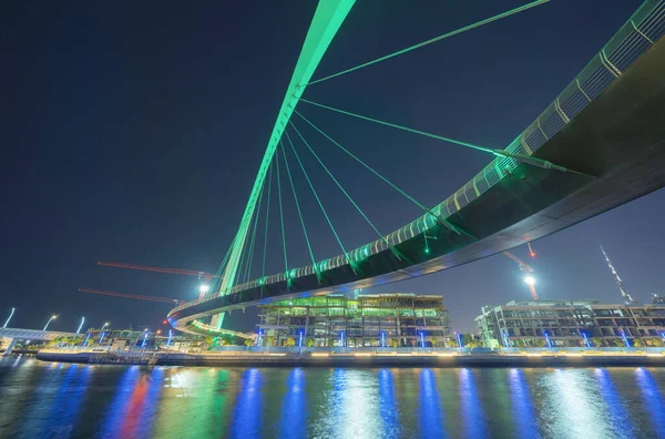 耐性橋 湖や川 ドバイダウンタウンのスカイライン アラブ首長国連邦やUaeと建築の構造 夜の都市の金融街 ビジネス街 — ストック写真