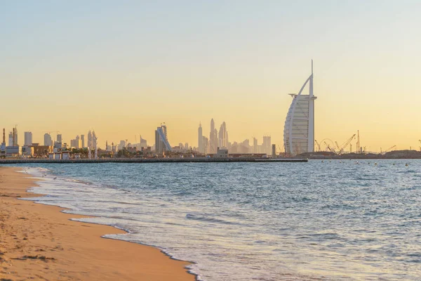 Burj Arab Ilha Jumeirah Construção Barcos Com Ondas Praia Mar — Fotografia de Stock