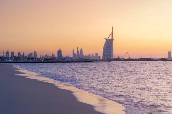 位于朱美拉岛的Burj Arab 或在海滨 迪拜市中心天际线 阿拉伯联合酋长国或阿联酋的造船厂 波涛汹涌 城市的金融区 日落时的摩天大楼 — 图库照片